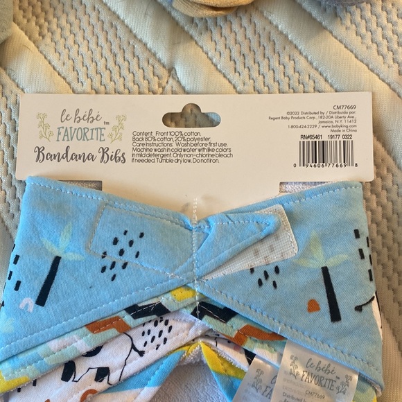 Baby Bibs, Socks, and outfit 0-3M - Picture 10 of 12